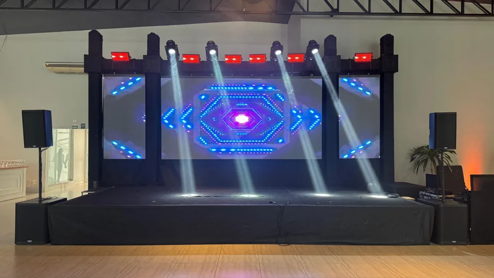 Painel de LED central e telas laterais montados em palco